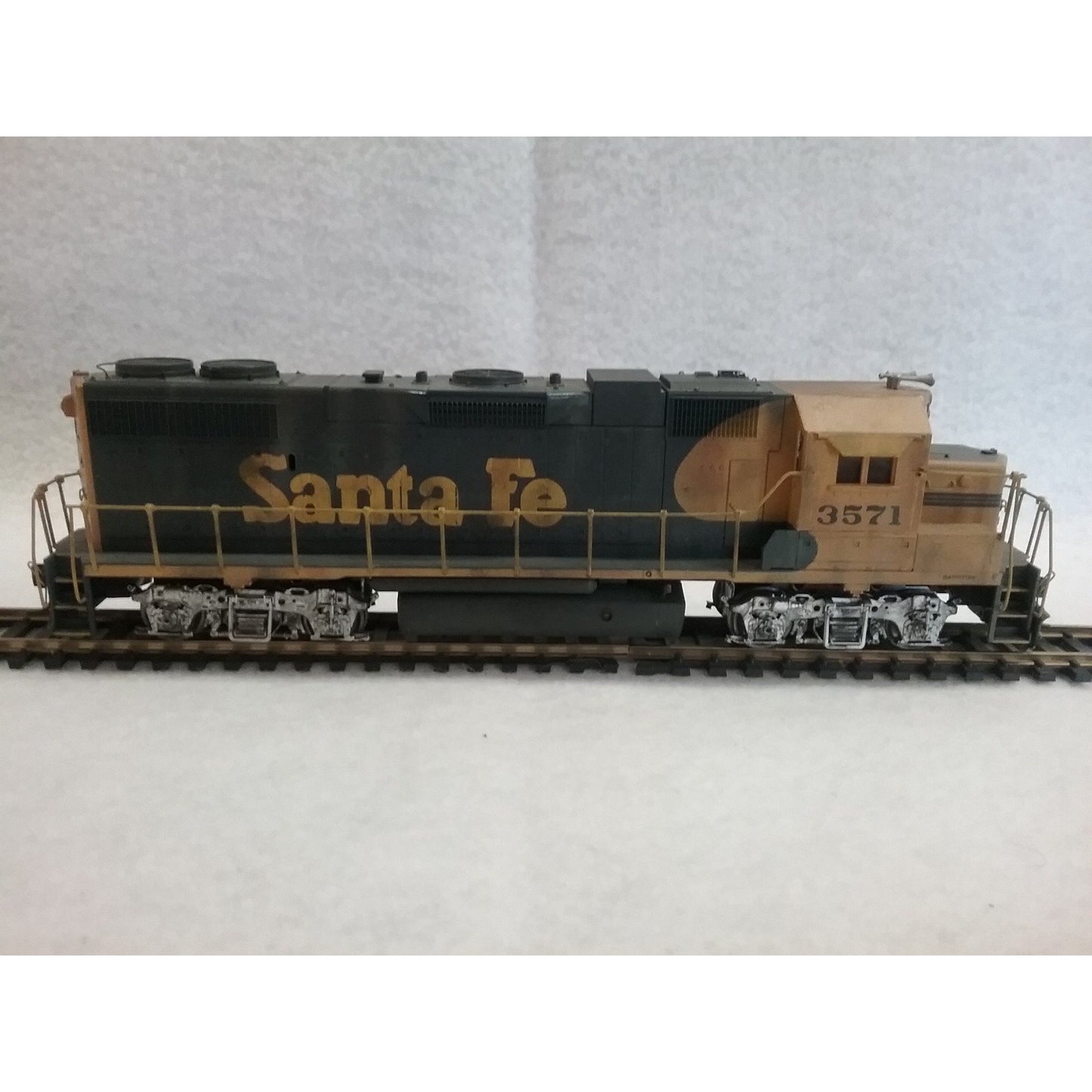 HO Scale Athearn Santa Fe GP-38-2 #3571