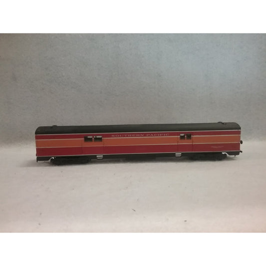 HO Scale Athearn Southern Pacific Daylight Baggage Car