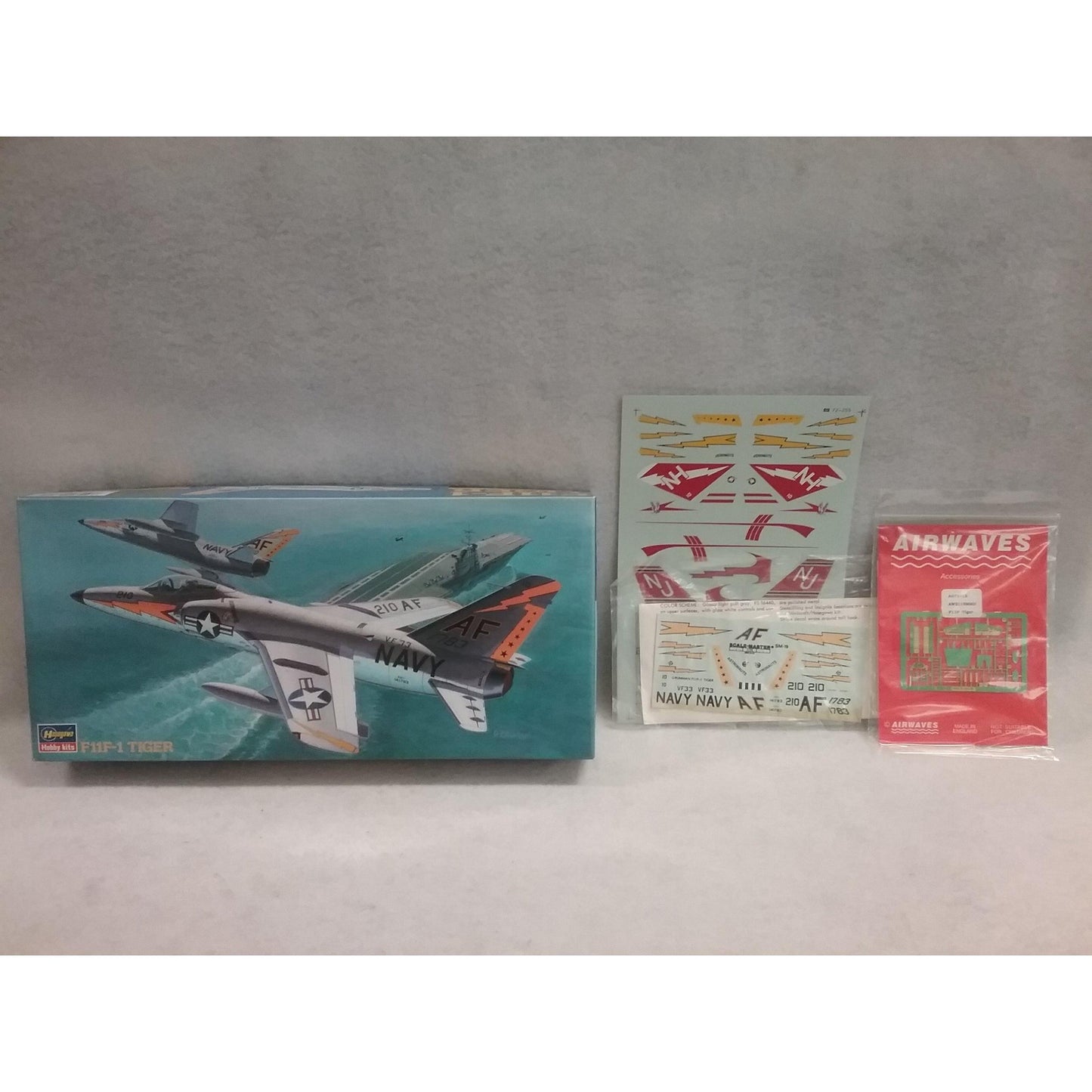 1/72 Scale Hasegawa No.CT16:900 F11F-1 Tiger-with extras