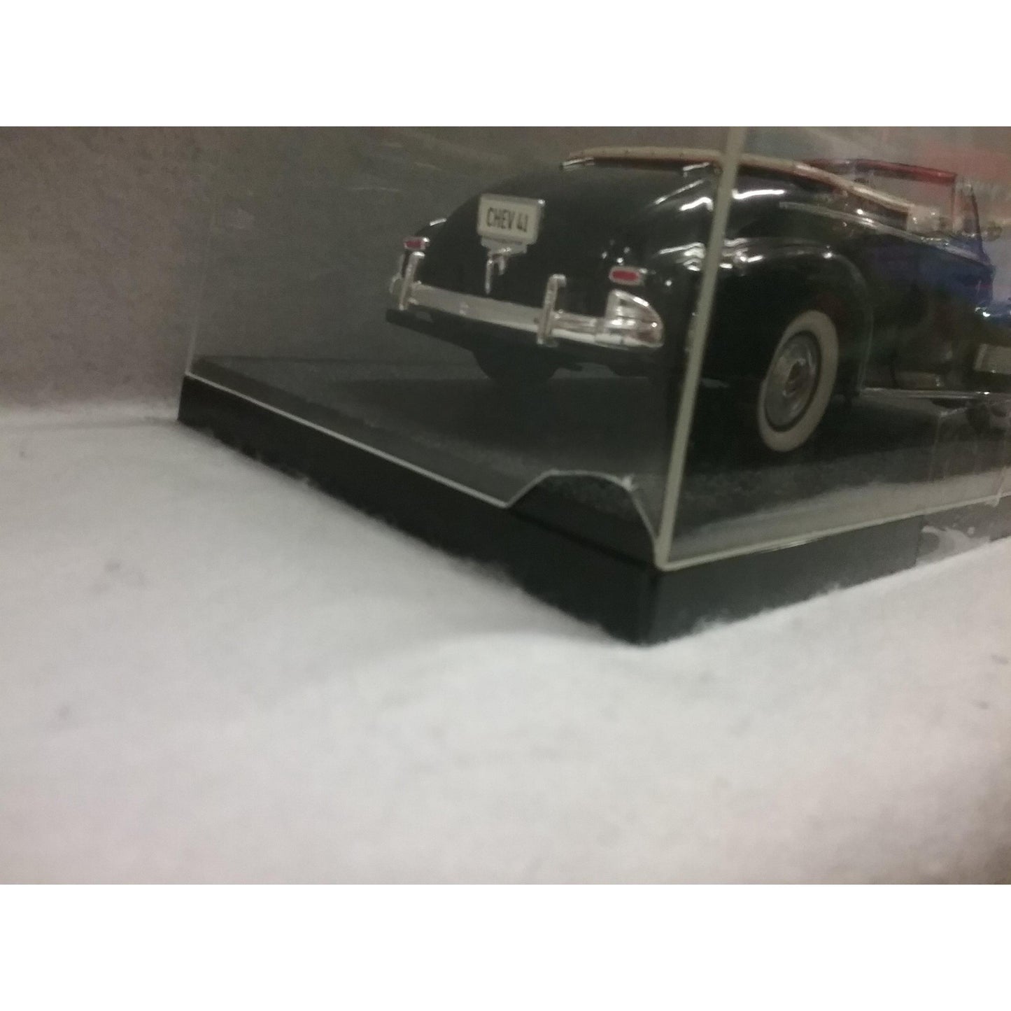 1/18 Scale Universal Hobbies H.K. 1941 Chevy Convertible