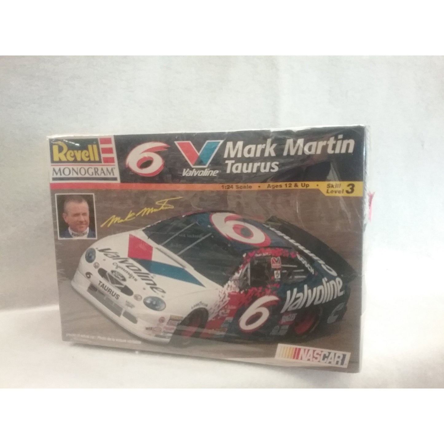 1/24 Scale Revell Monogram No.85-2477 Mark Martin #6 Valvoline Taurus