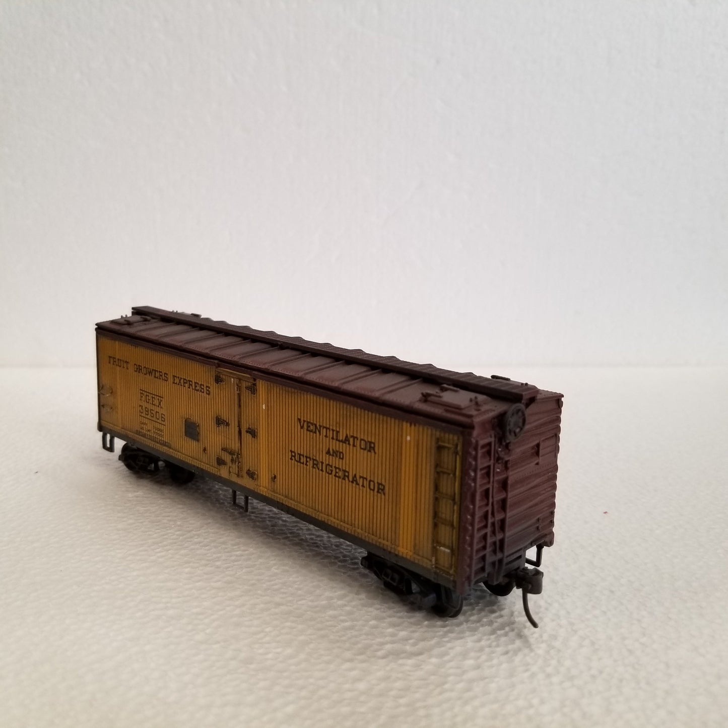 HO Scale Athearn Fruit Growers Express Refrigerator Car No.39506