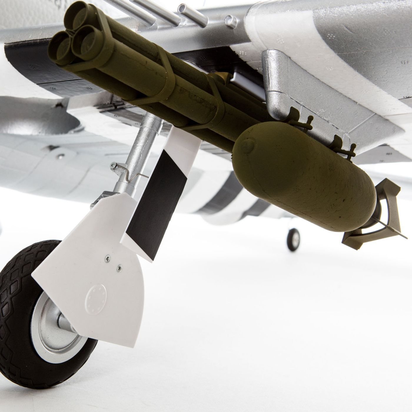 EFL8475 P-47 1.2 PNP