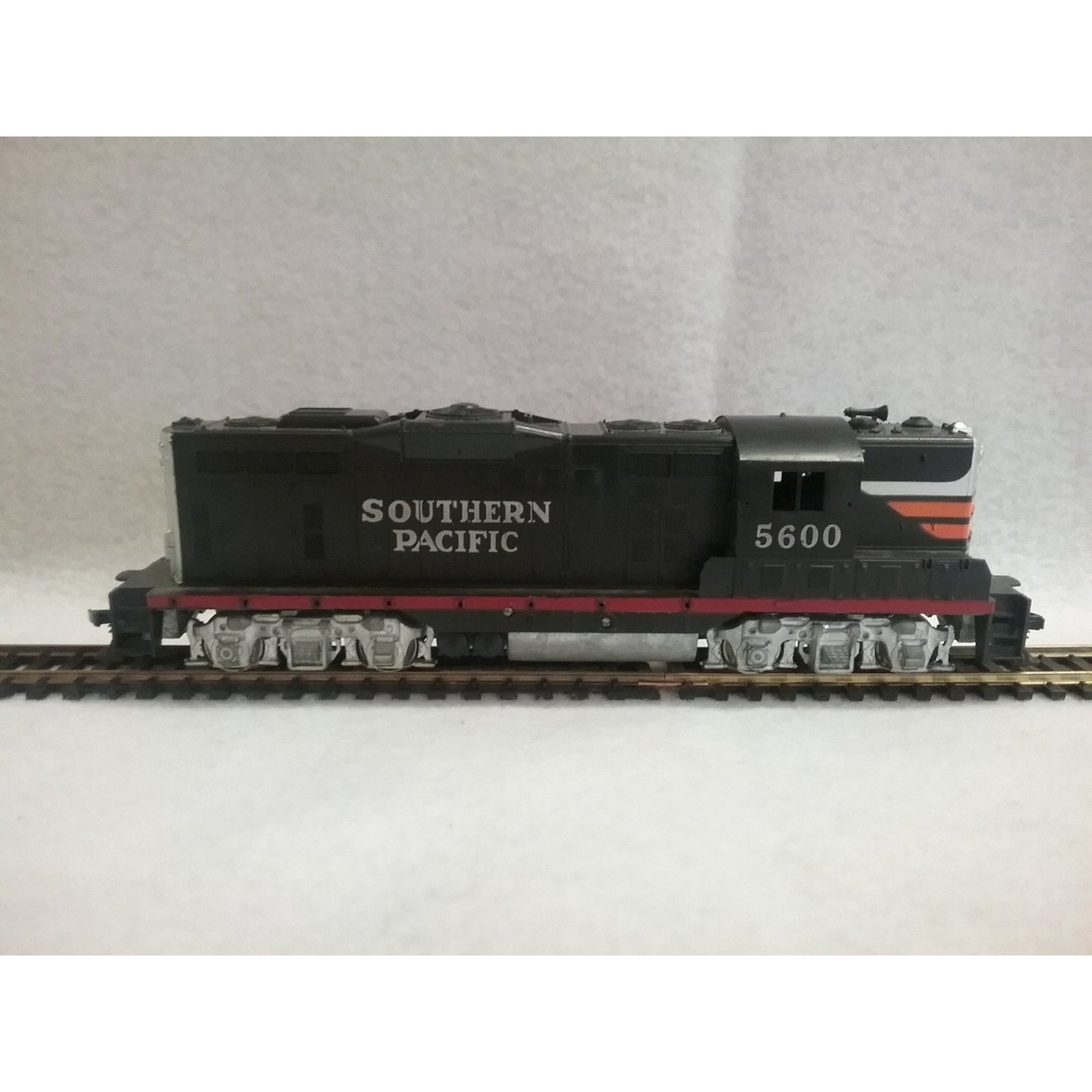 HO Scale Athearn Southern Pacific Locomotive #5600