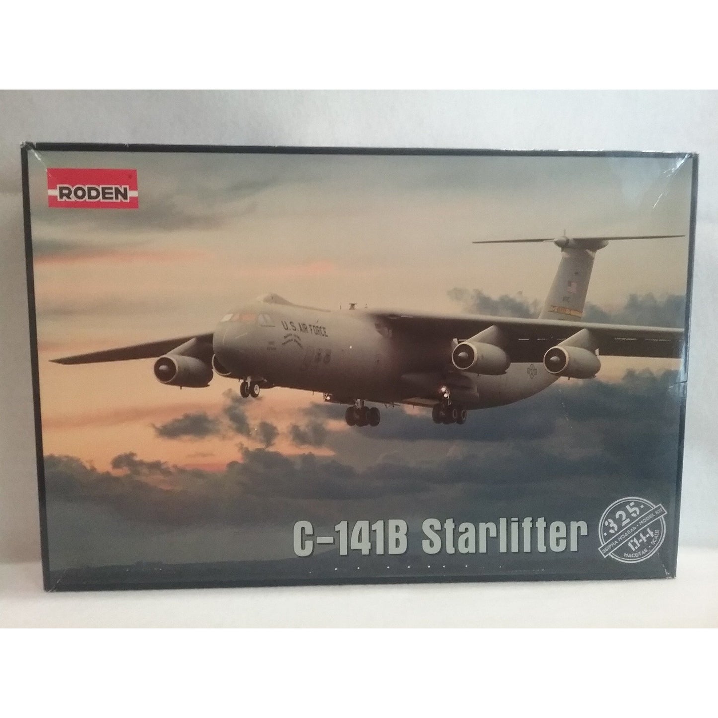 1/144 Scale Roden C-141B Starlifter