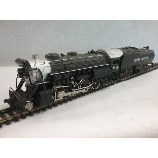 HO Scale Bachmann Union Pacific 2-8-2 Mikado Locomotive No.2528 And Tender