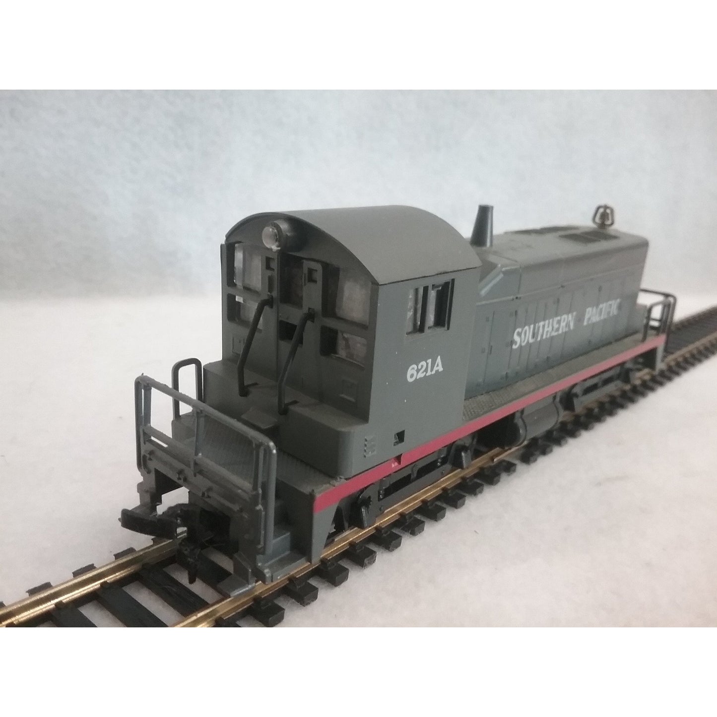 CLEARANCE-HO Scale AHM Southern Pacific Locomotive No.621A