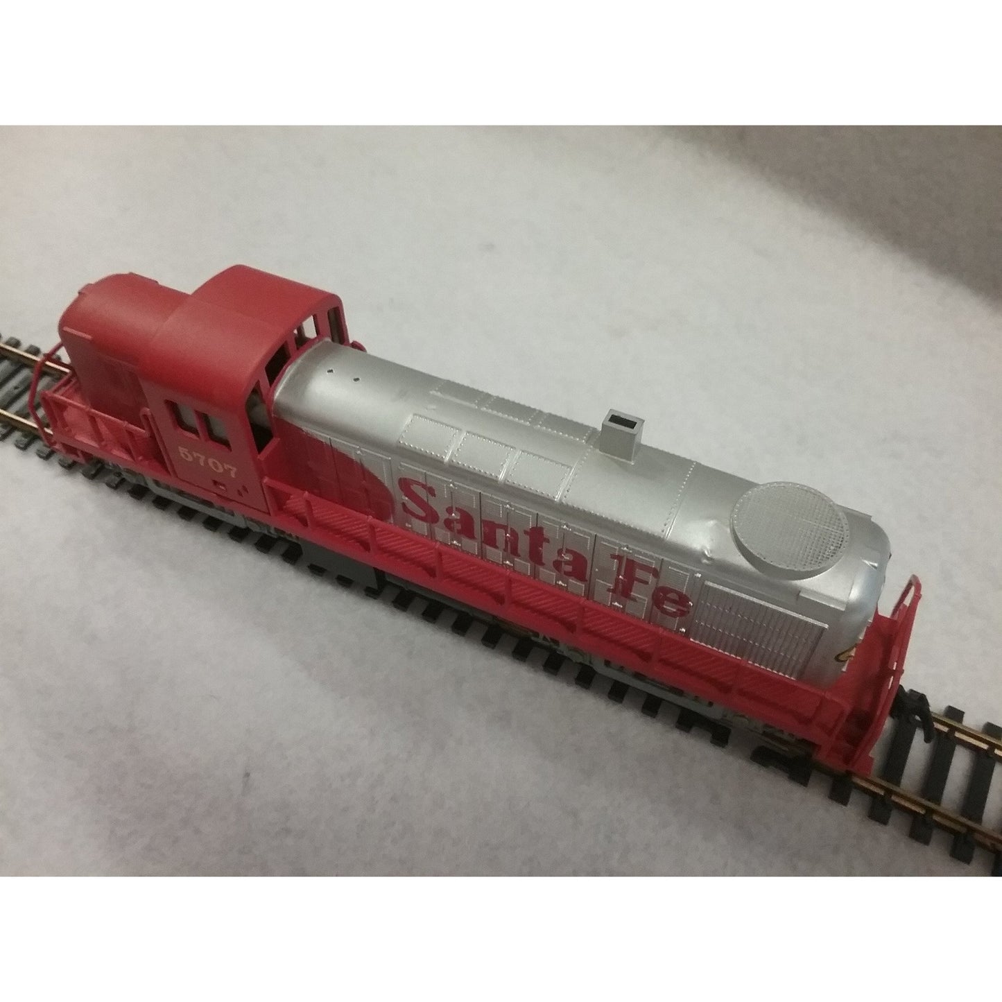 HO Scale AHM Santa Fe Locomotive No.5707