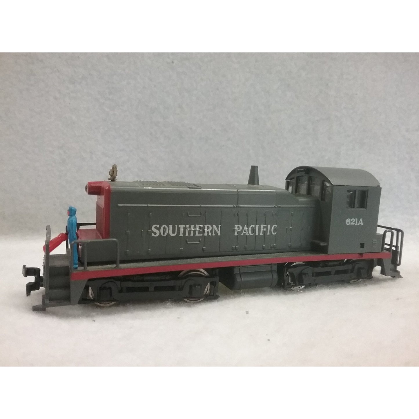 CLEARANCE-HO Scale AHM Southern Pacific Locomotive No.621A