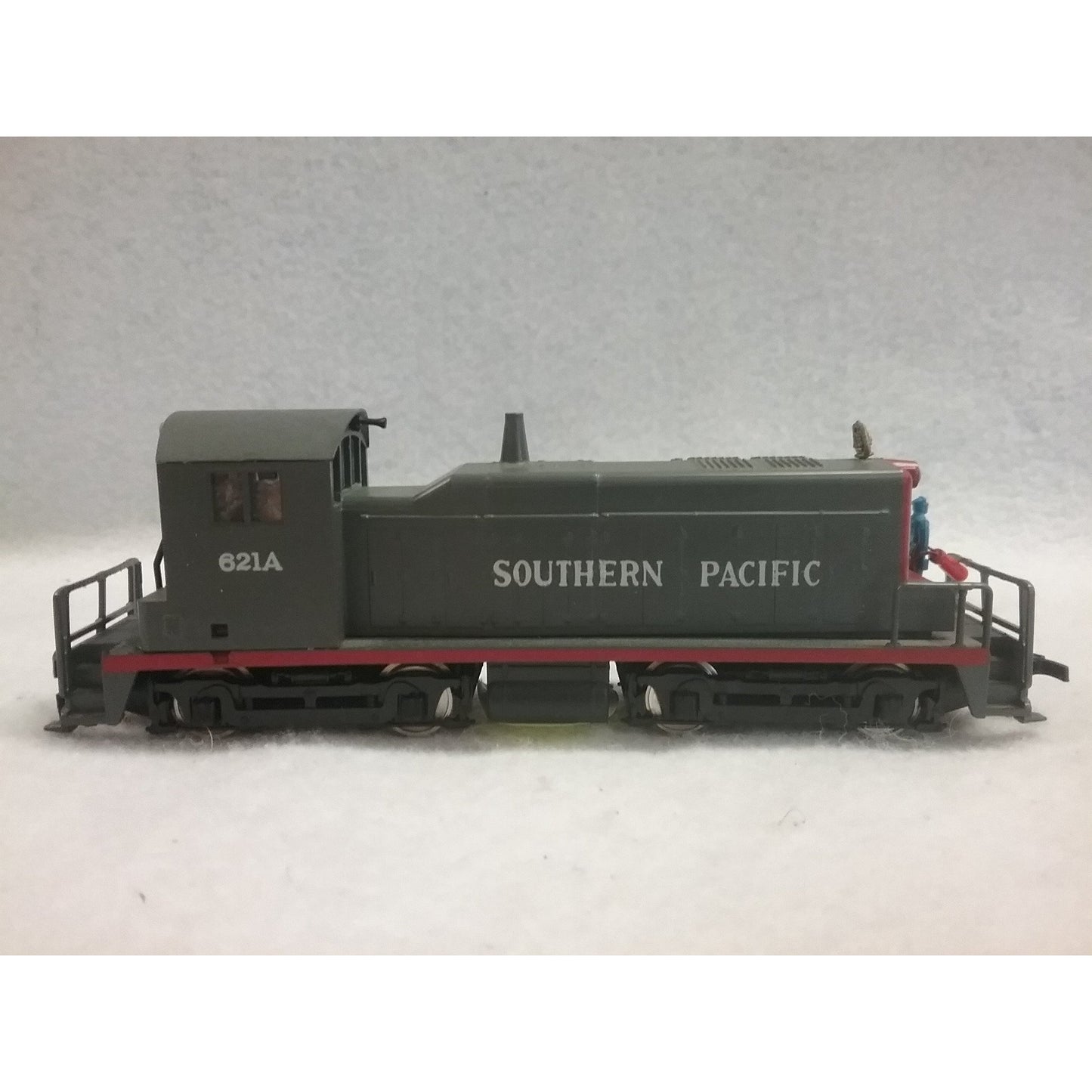 CLEARANCE-HO Scale AHM Southern Pacific Locomotive No.621A