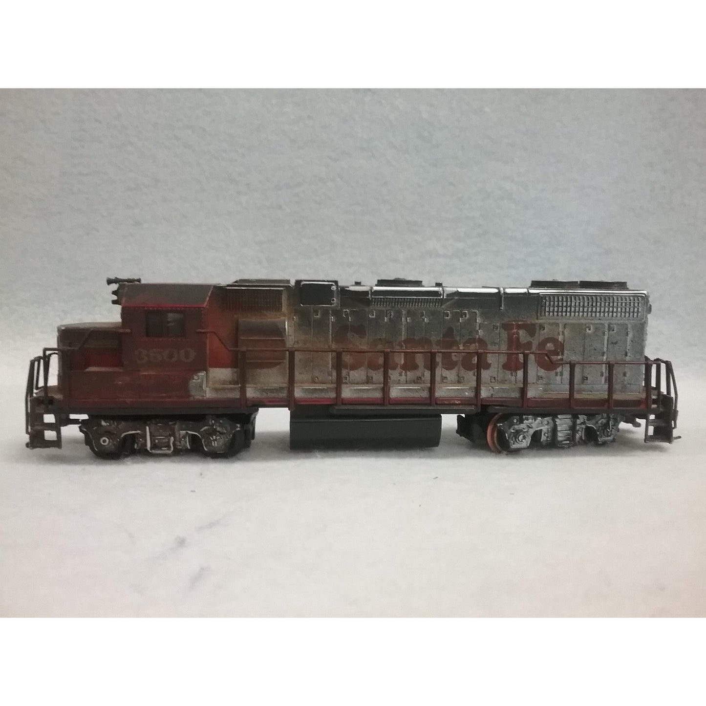 CLEARANCE-HO Scale GP-40 Santa Fe