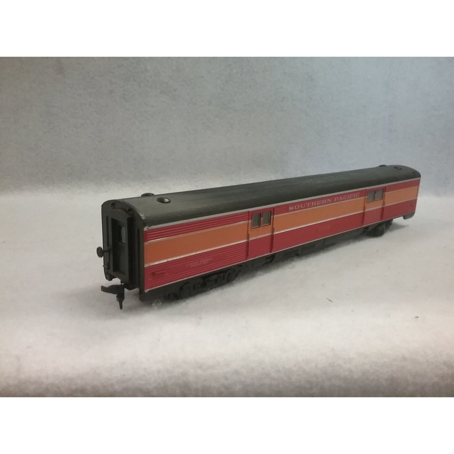 HO Scale Athearn Southern Pacific Daylight Baggage Car
