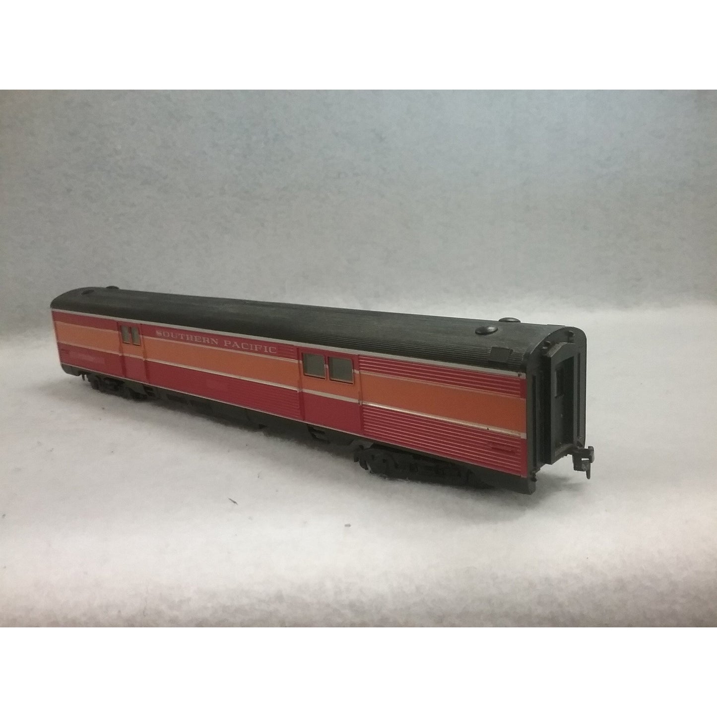 HO Scale Athearn Southern Pacific Daylight Baggage Car