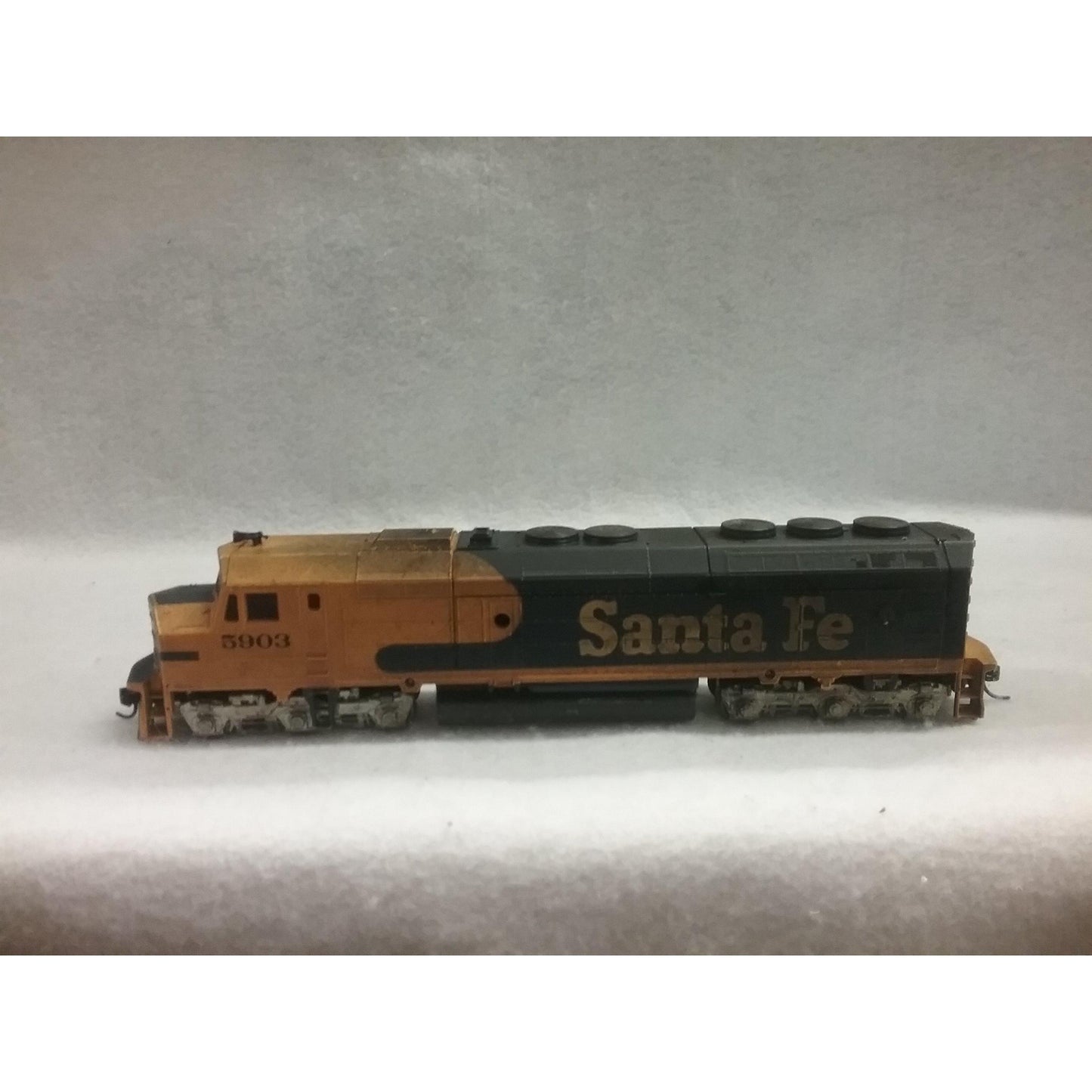 HO Scale Athearn Santa Fe Diesel Locomotive No.5903