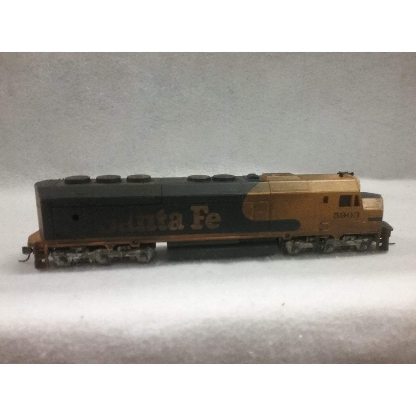 HO Scale Athearn Santa Fe Diesel Locomotive No.5903