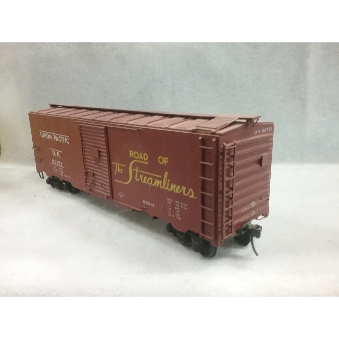 O Scale Intermountain 2 rail Union Pacific 40' Boxcar