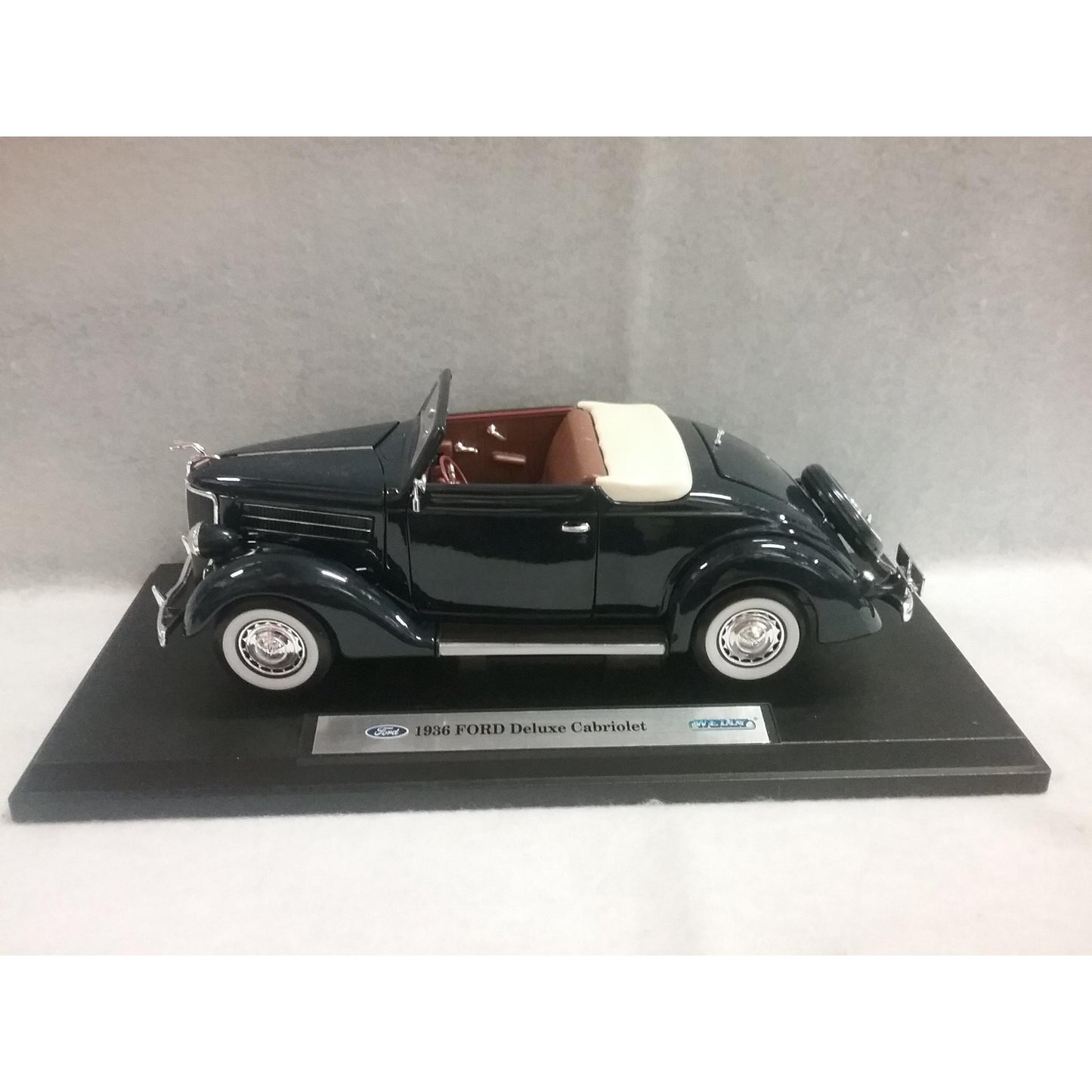 1/18 Scale Welly No.9867W 1936 Ford Deluxe Cabriolet