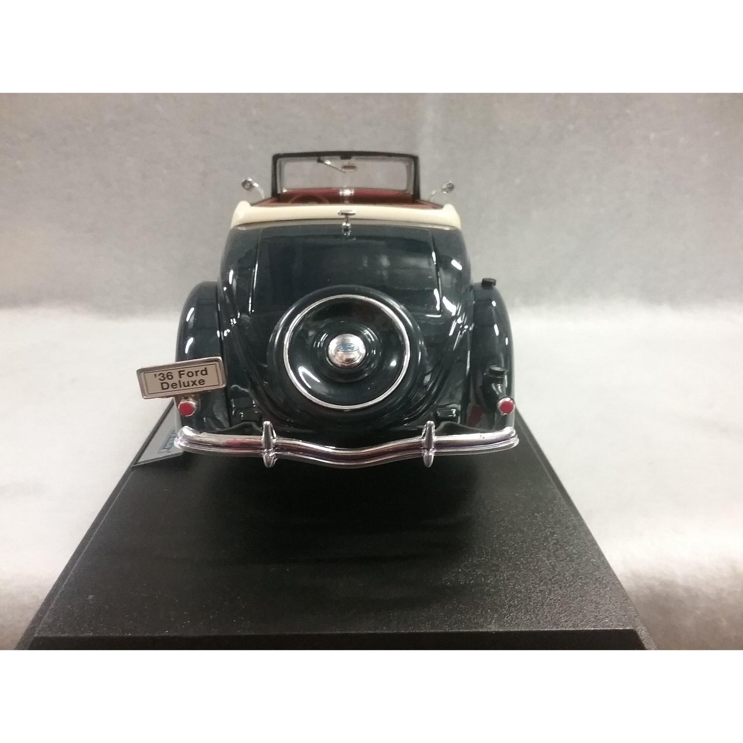 1/18 Scale Welly No.9867W 1936 Ford Deluxe Cabriolet