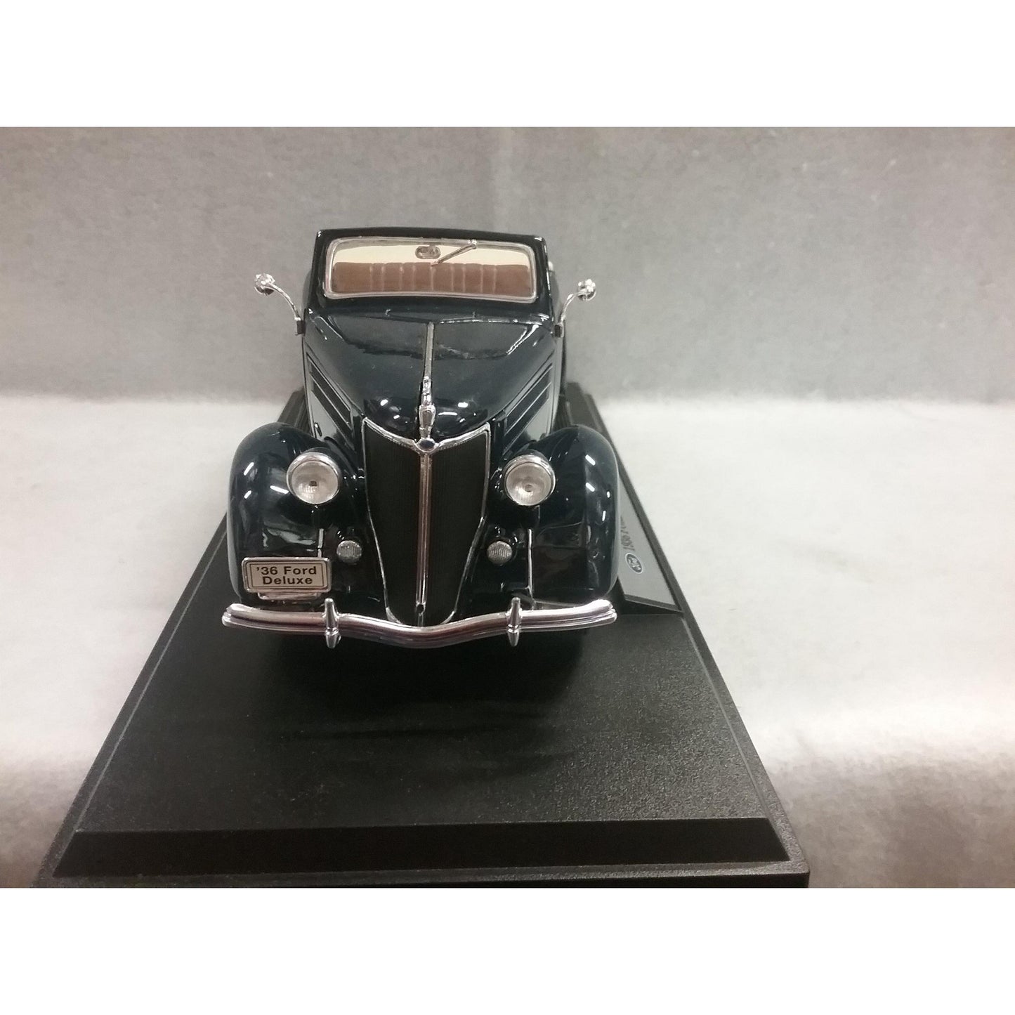 1/18 Scale Welly No.9867W 1936 Ford Deluxe Cabriolet
