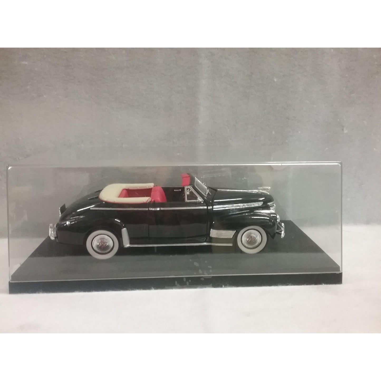 1/18 Scale Universal Hobbies H.K.  1941 Chevy Convertible