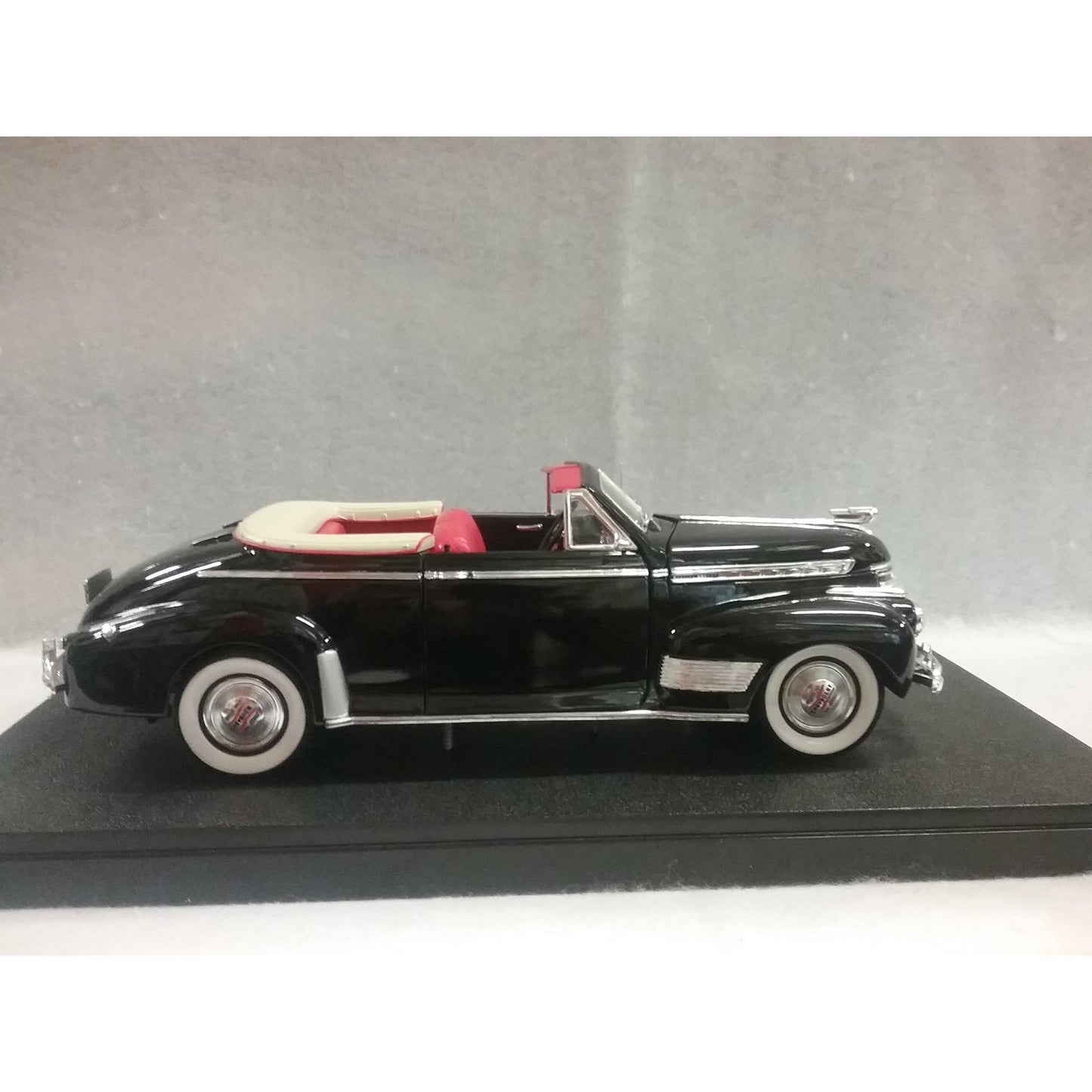 1/18 Scale Universal Hobbies H.K.  1941 Chevy Convertible