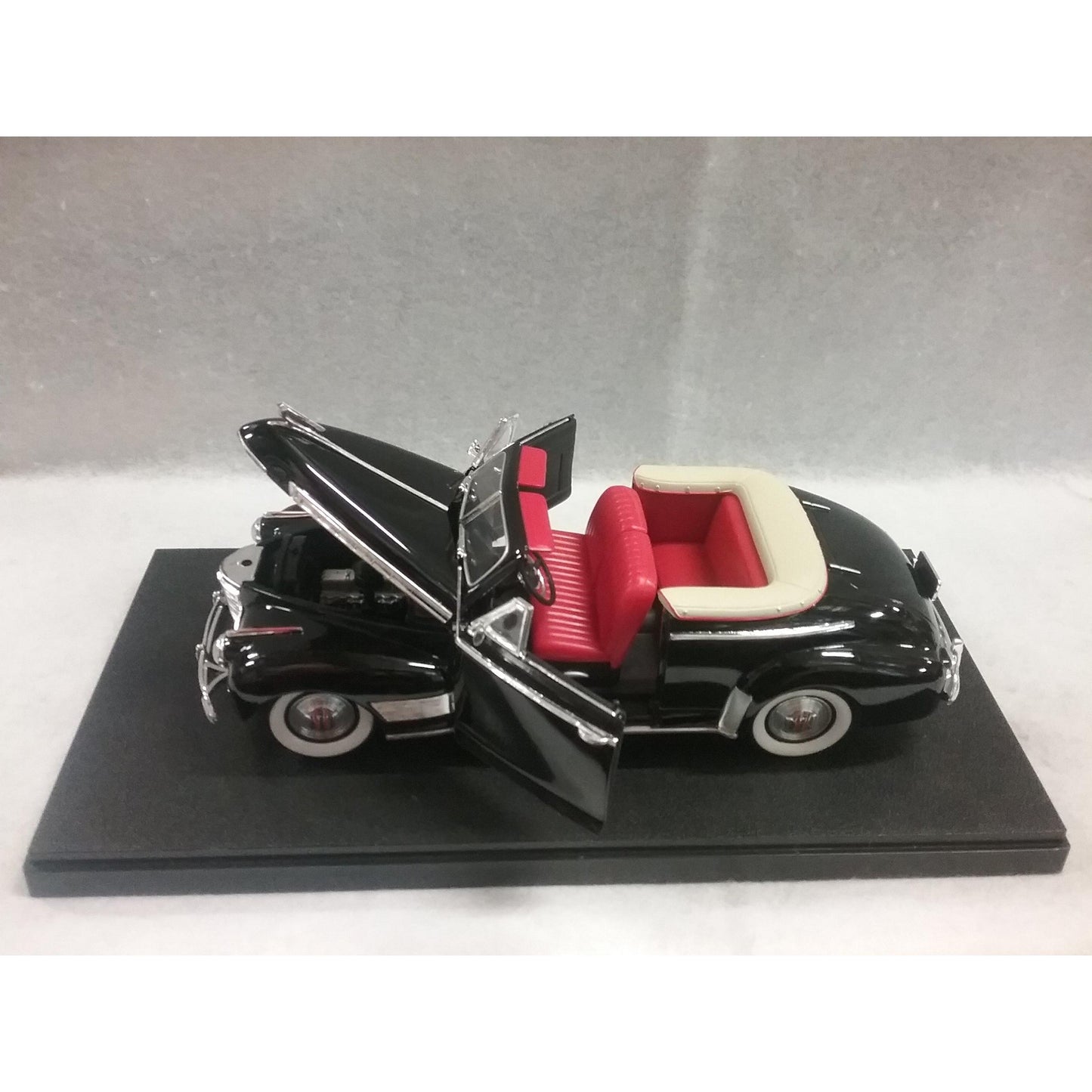 1/18 Scale Universal Hobbies H.K.  1941 Chevy Convertible