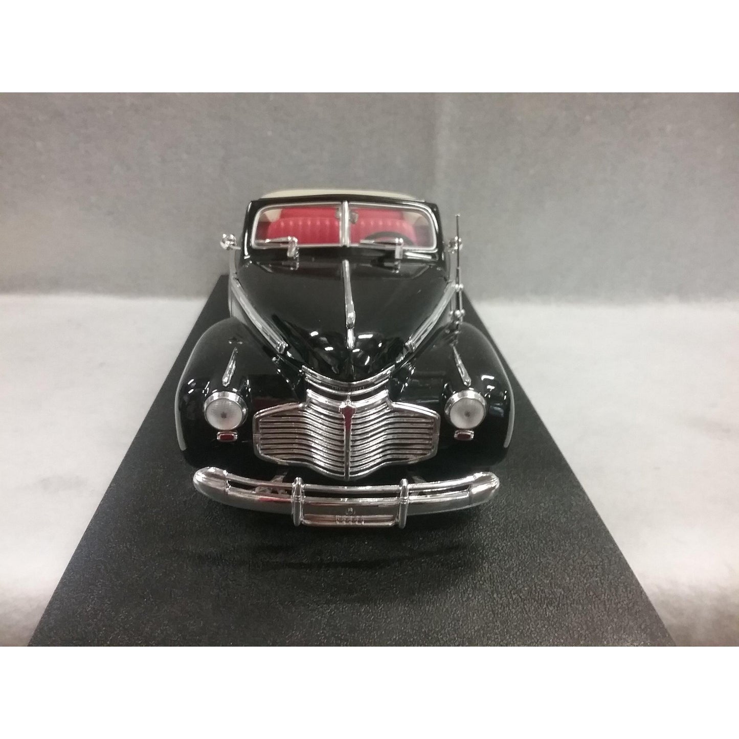 1/18 Scale Universal Hobbies H.K.  1941 Chevy Convertible