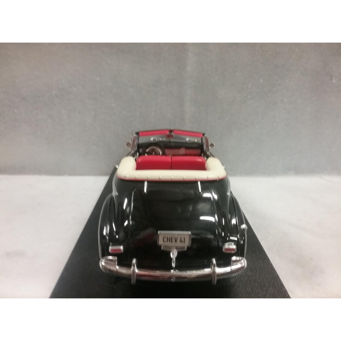 1/18 Scale Universal Hobbies H.K.  1941 Chevy Convertible