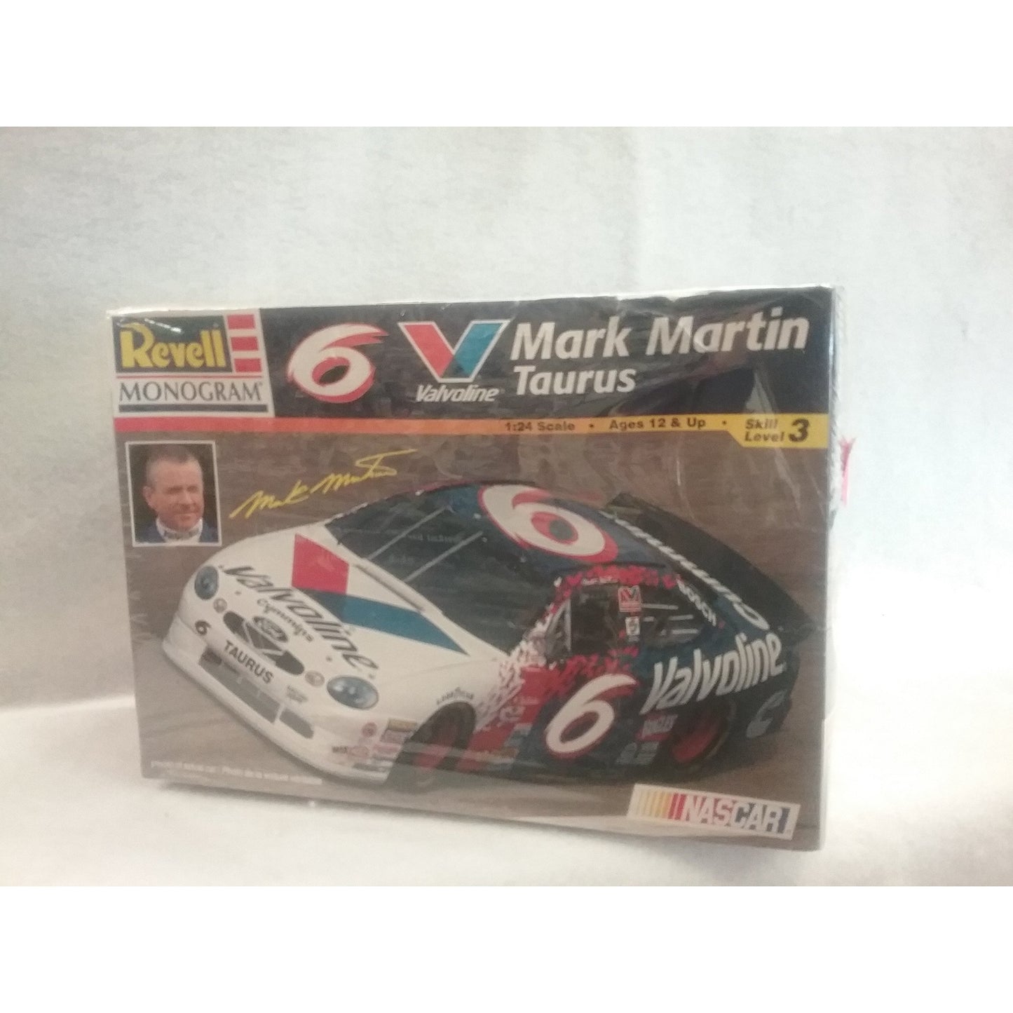 1/24 Scale Revell Monogram No.85-2477  Mark Martin #6 Valvoline Taurus