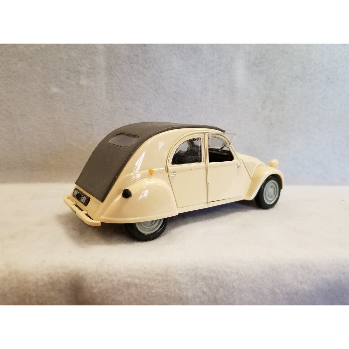 1/18 Scale  Maisto 1952 Citroen 2CV