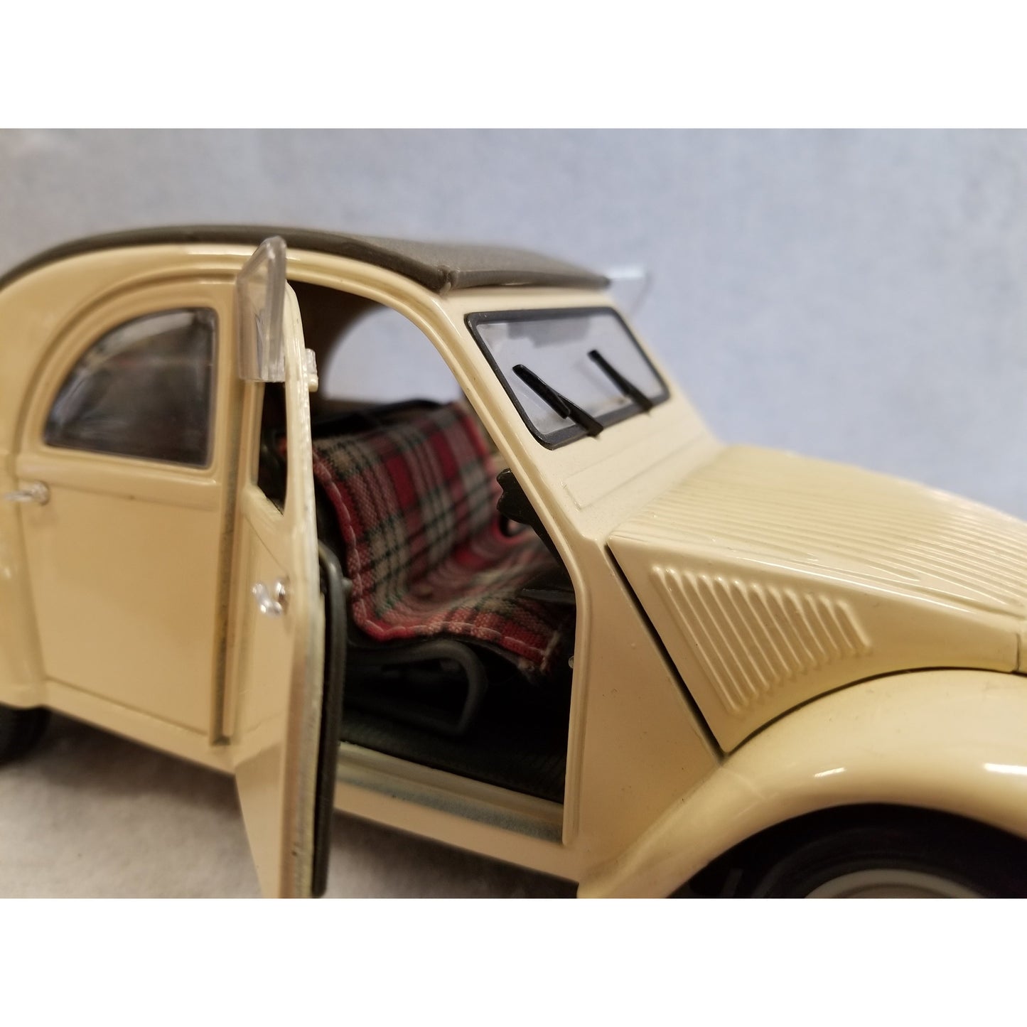 1/18 Scale  Maisto 1952 Citroen 2CV