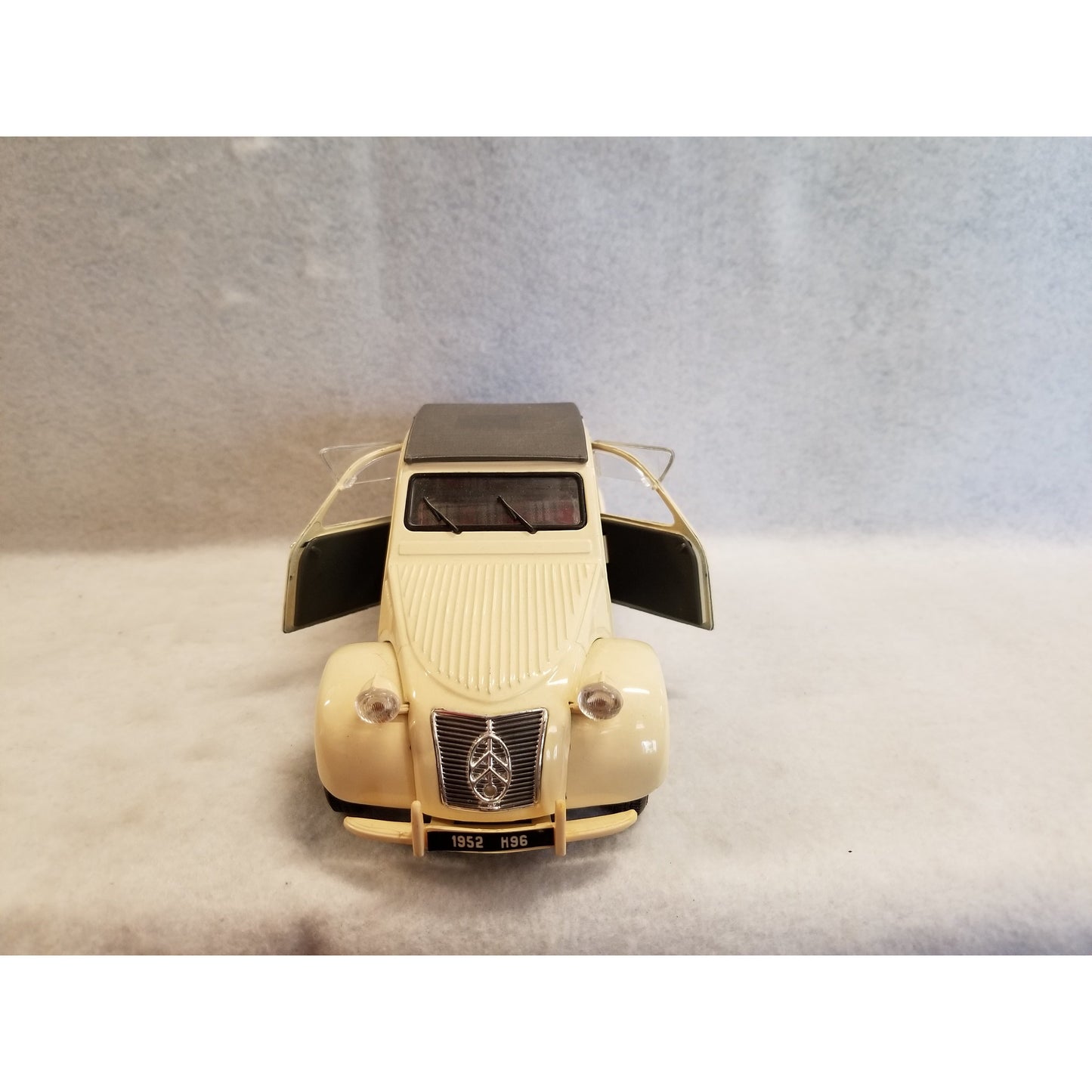 1/18 Scale  Maisto 1952 Citroen 2CV