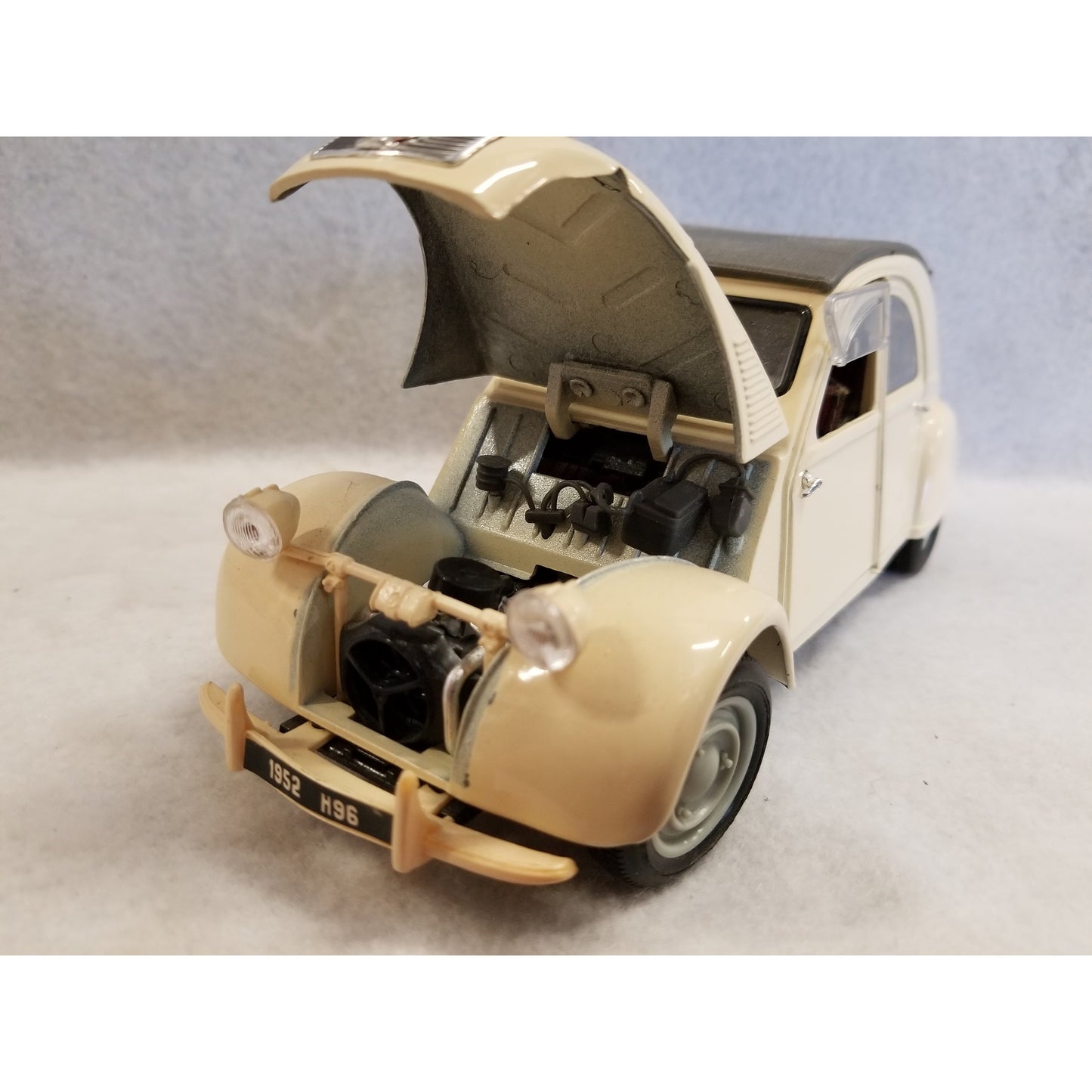 1/18 Scale  Maisto 1952 Citroen 2CV