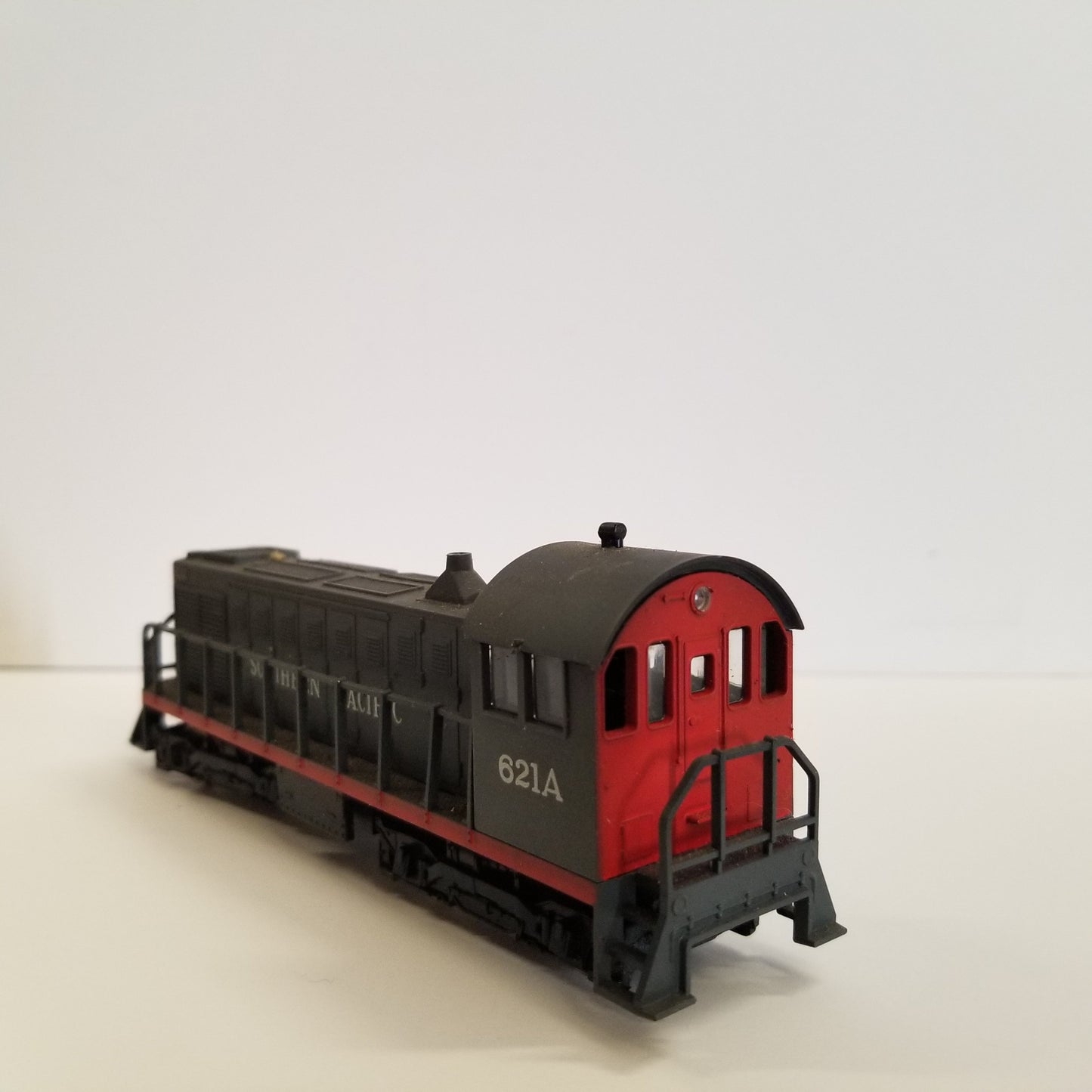 HO Scale AHM Southern Pacific VO-1000 Switcher No.621A
