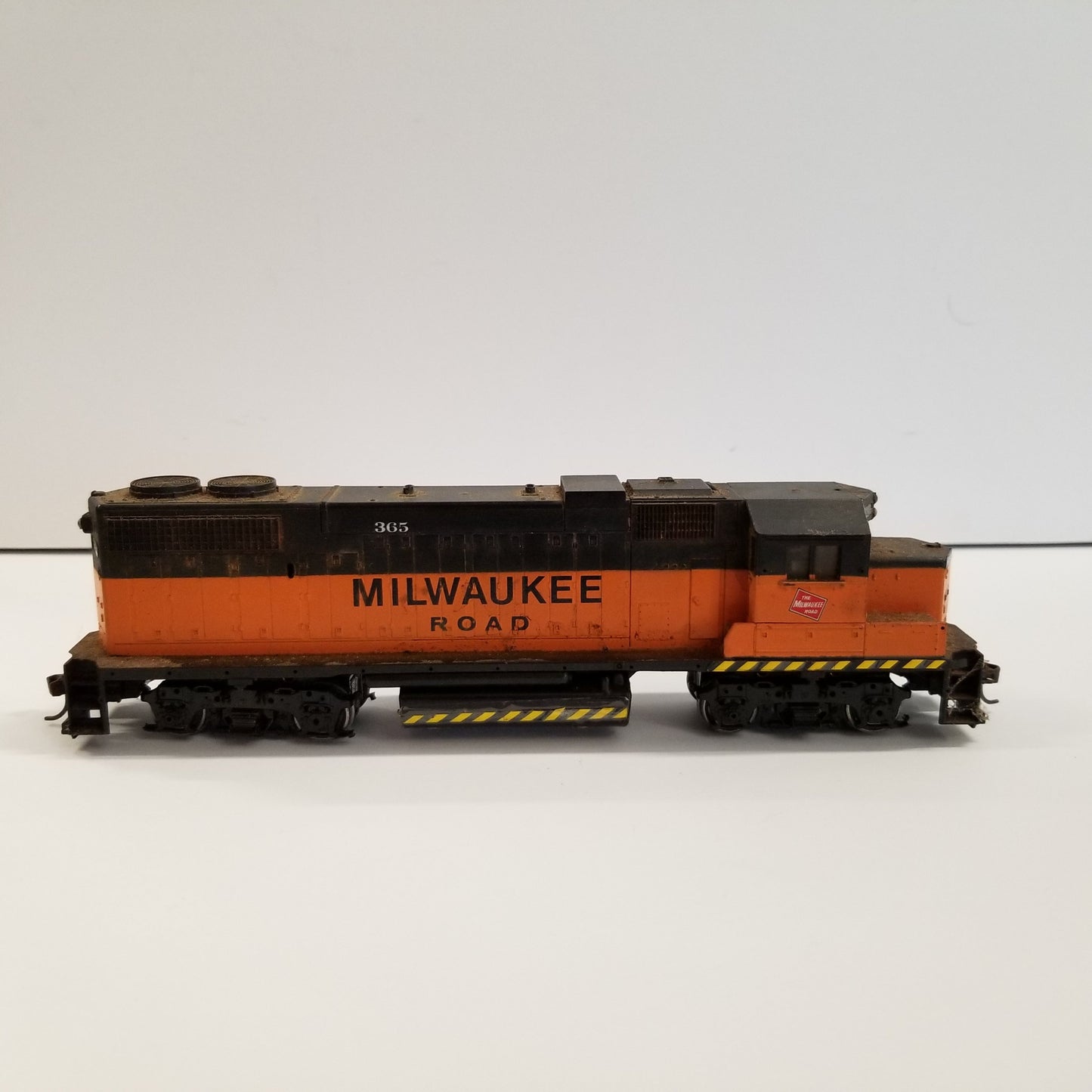 HO Scale Athearn Milwaukee Road GP-40 Locomotive No.365