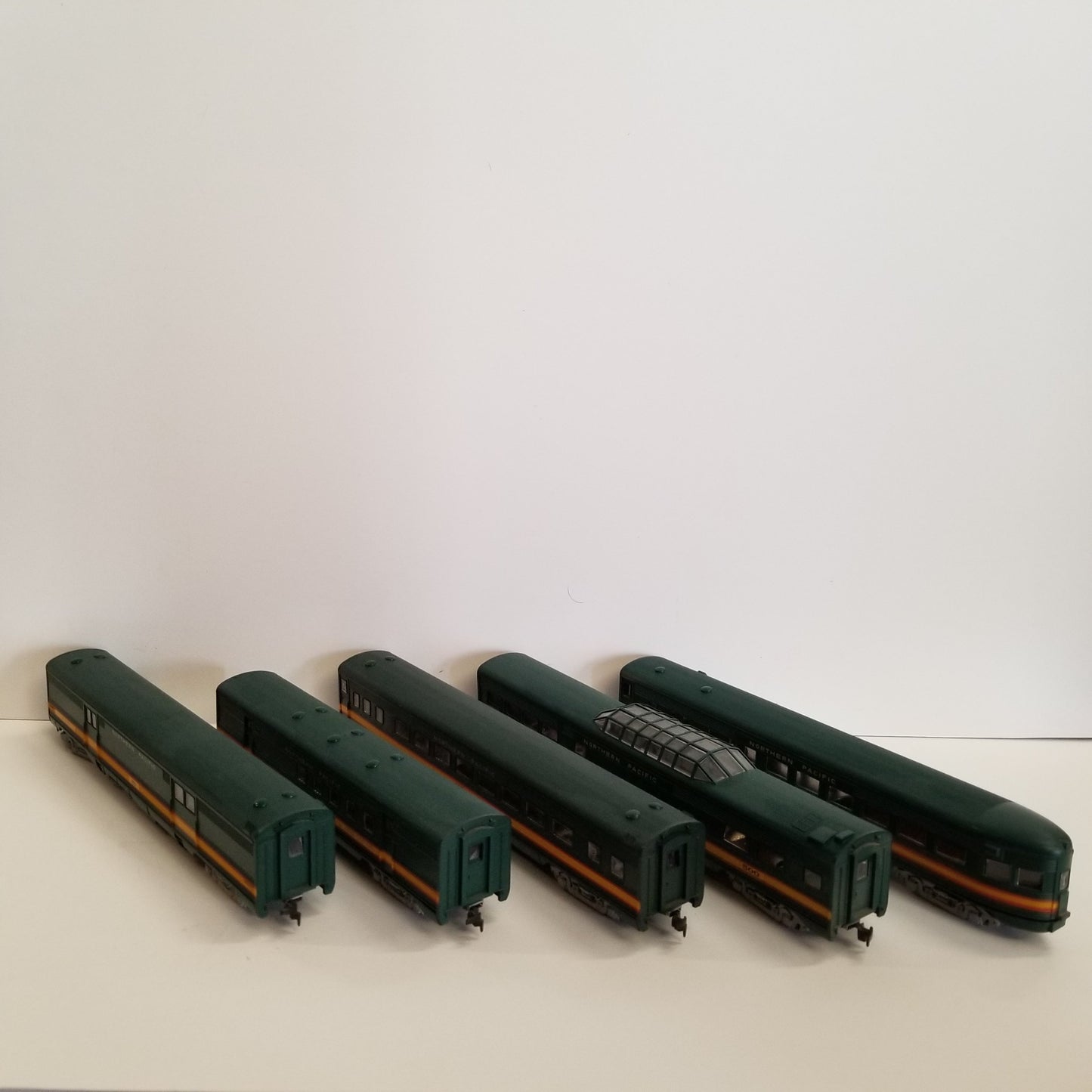 HO Scale Athearn Northern Pacific "North Coast Limited" Passenger Train Set