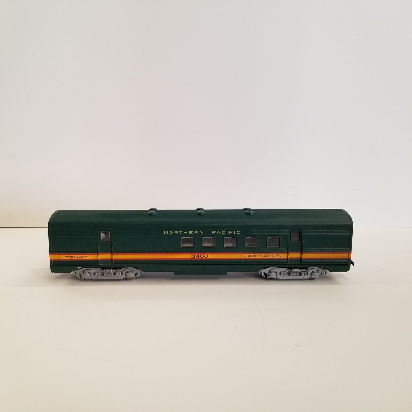 HO Scale Athearn Northern Pacific "North Coast Limited" Passenger Train Set