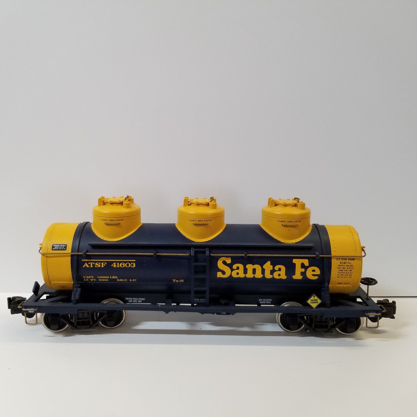 Aristo Craft ATSF Triple Dome Tank Car 41603
