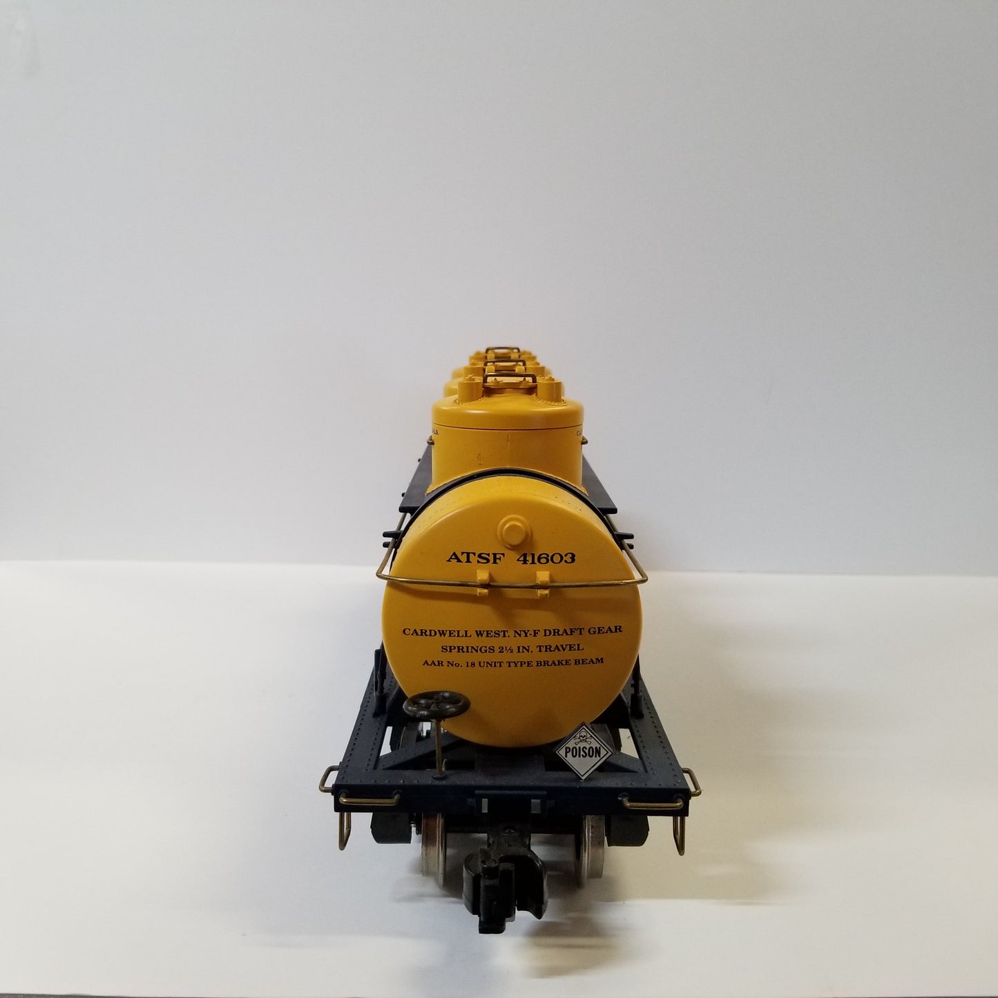 Aristo Craft ATSF Triple Dome Tank Car 41603