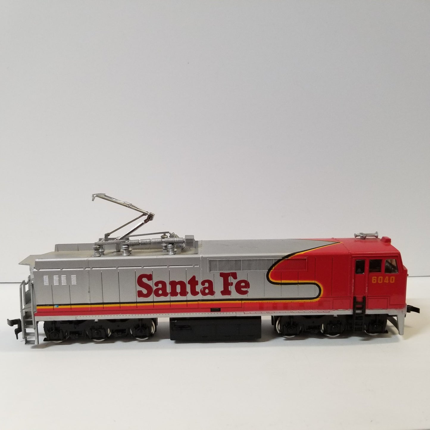 Bachmann HO Scale Santa Fe 6040 with phonograph
