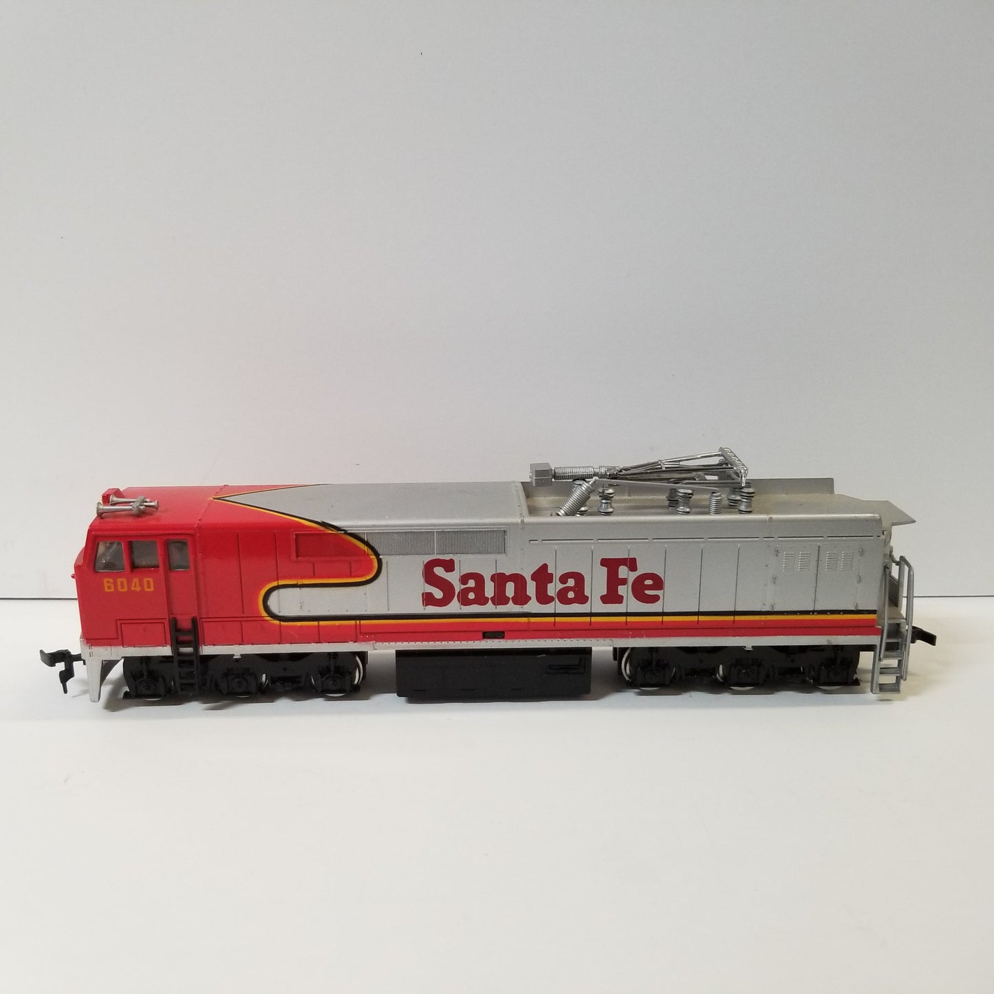 Bachmann HO Scale Santa Fe 6040 with phonograph